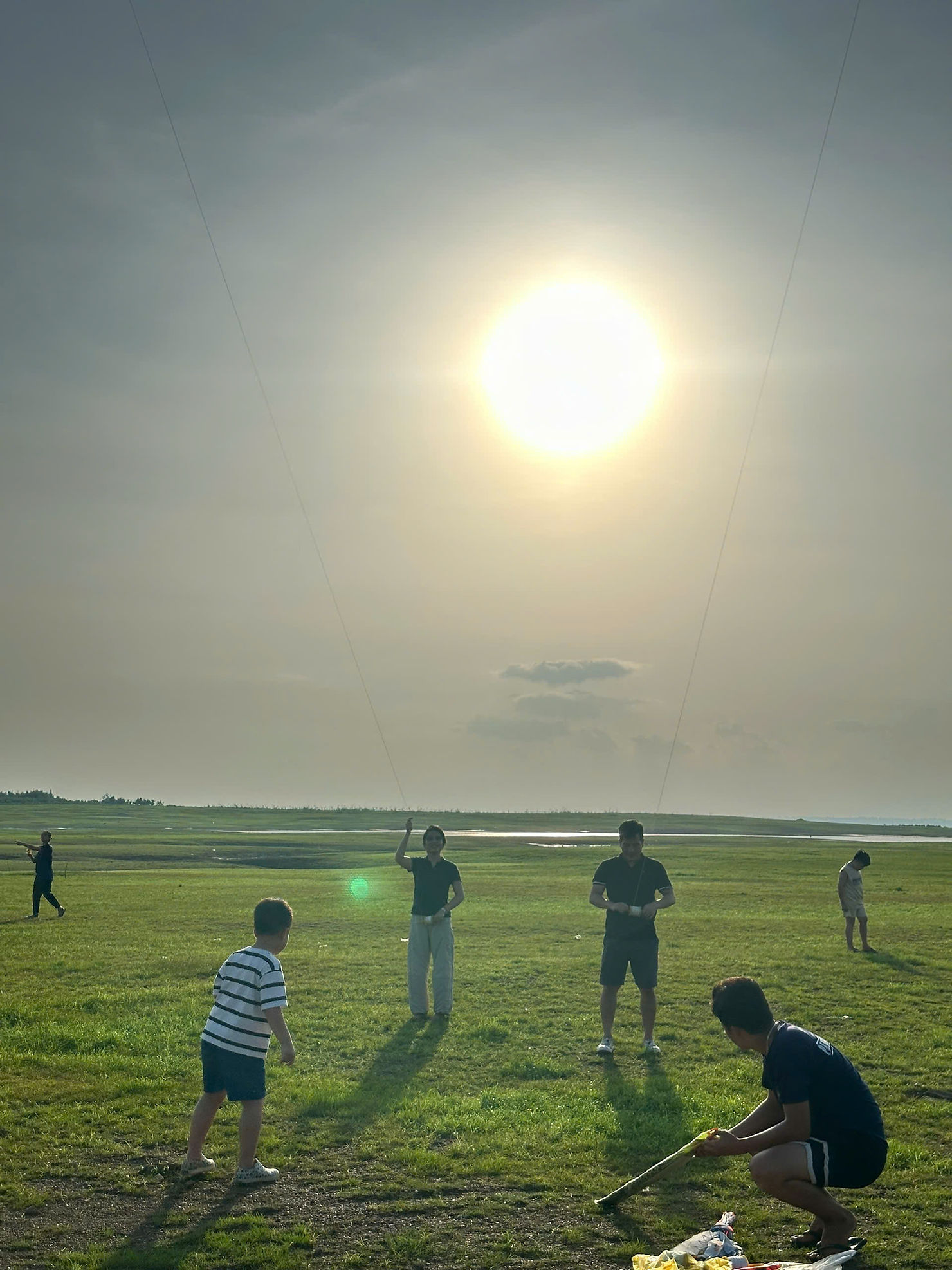 Trẻ em thả diều vào buổi chiều tại Panorama – không gian rộng, không khí trong lành, an toàn tuyệt đối