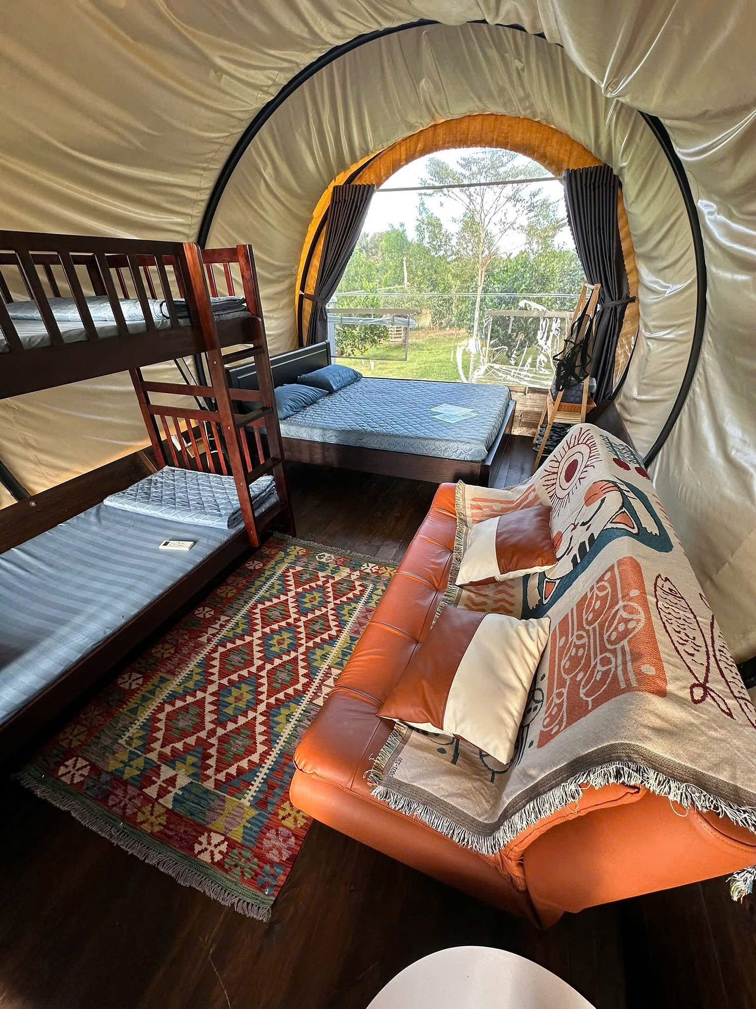 Lều glamping rộng rãi tại Panorama dành cho gia đình đông người – có giường tầng, sofa, đệm êm và ánh sáng tự nhiên, giúp trẻ nhỏ ngủ sâu sau một ngày vận động
