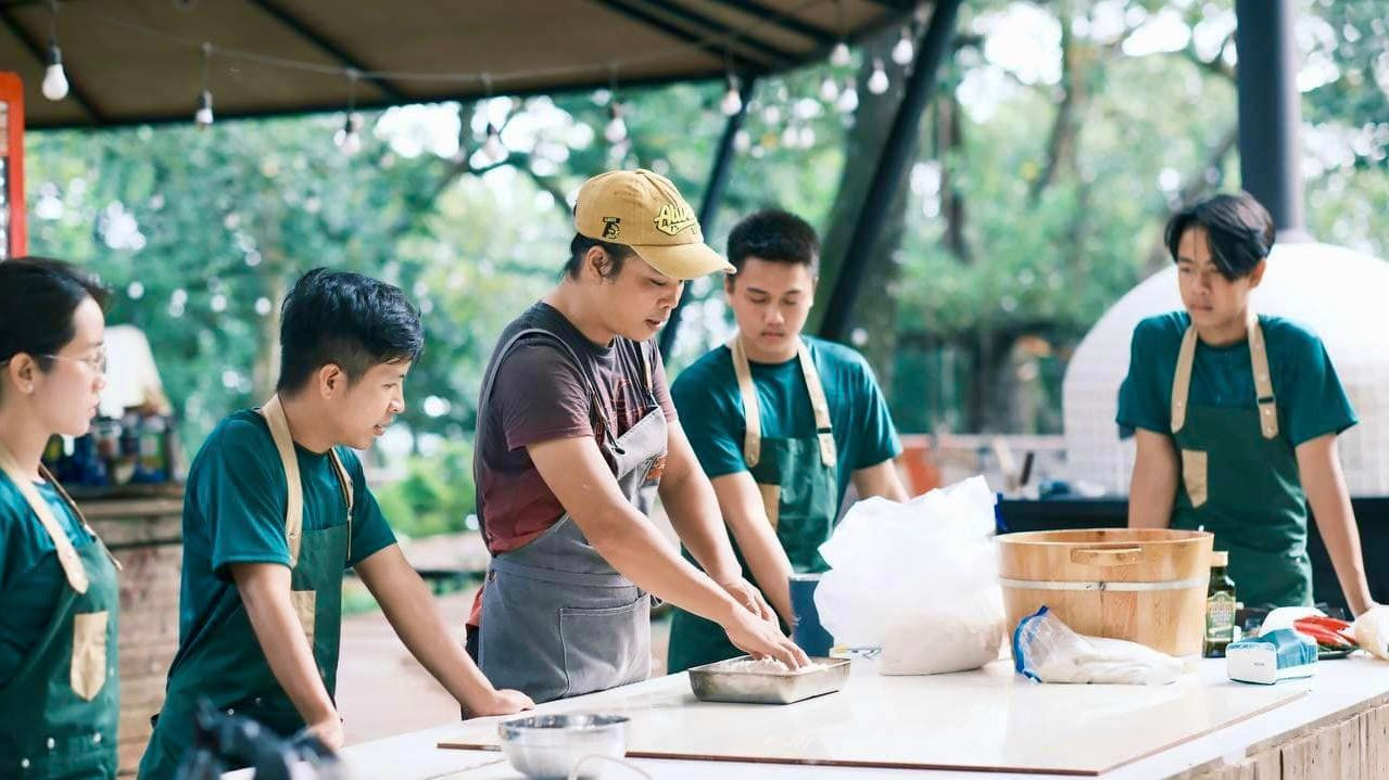 Anh em Trại học làm Pizza