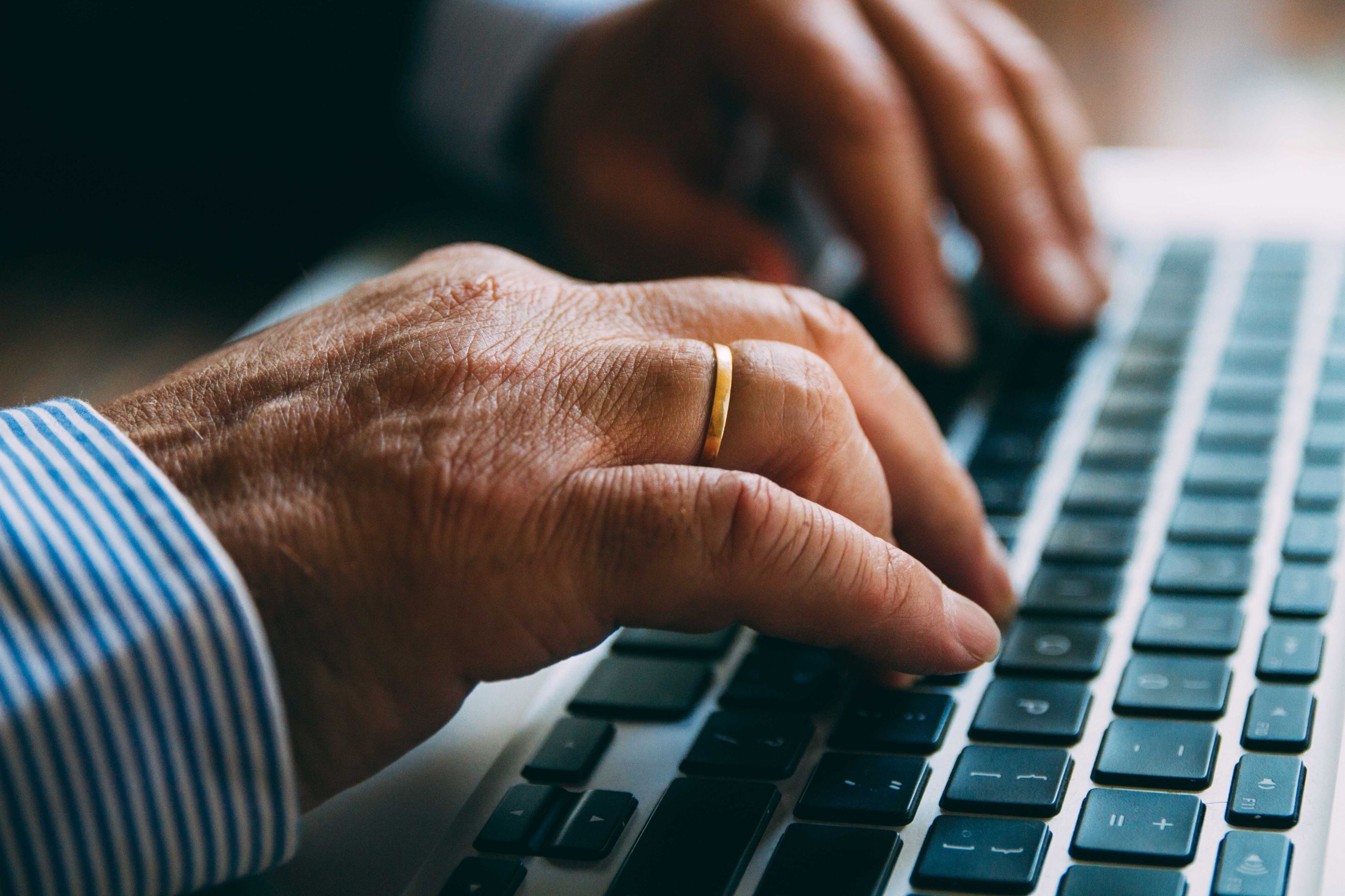 Tapez à la main sur le clavier d'un ordinateur portable