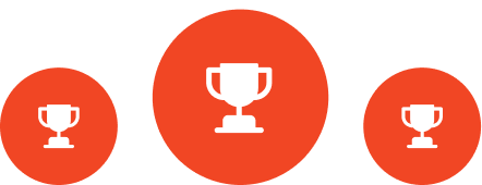 Icônes de trophée blanc sur trois cercles rouges de tailles différentes alignés horizontalement.