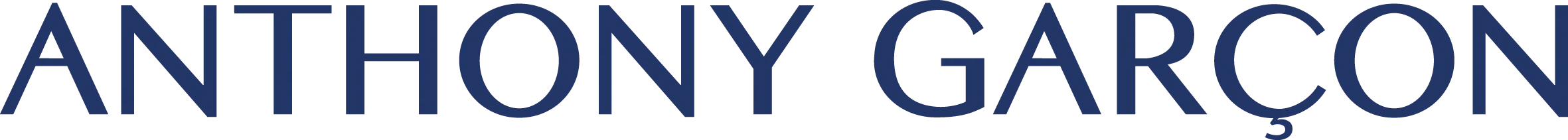 Texte typographique bleu foncé affichant le nom 'ANTHONY GARÇON' en majuscules sur fond blanc.