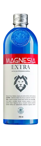Modrá láhev minerální vody Magnesia Extra se stříbrným uzávěrem a logem lva na etiketě.