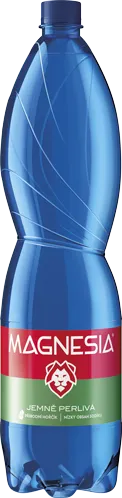 Modrá plastová láhev perlivé minerální vody Magnesia s červeno-zelenou etiketou a logem lva.