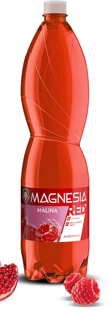 Červená láhev Magnesia Minerální voda s příchutí malin, obklopená malinami a granátovým jablkem.