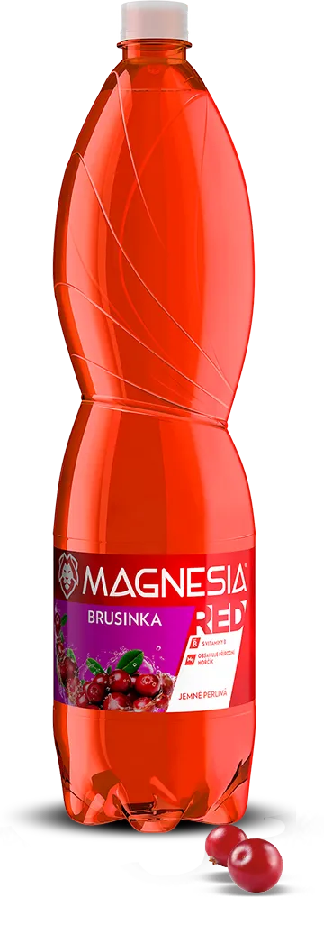 Červená plastová láhev Magnesia Red brusinka s příchutí brusinek a brusinkami vedle základny.