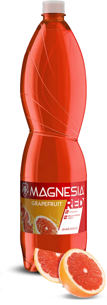 Červená láhev perlivé vody Magnesia s příchutí grapefruitu, před kterou jsou položeny dvě poloviny grapefruitu.