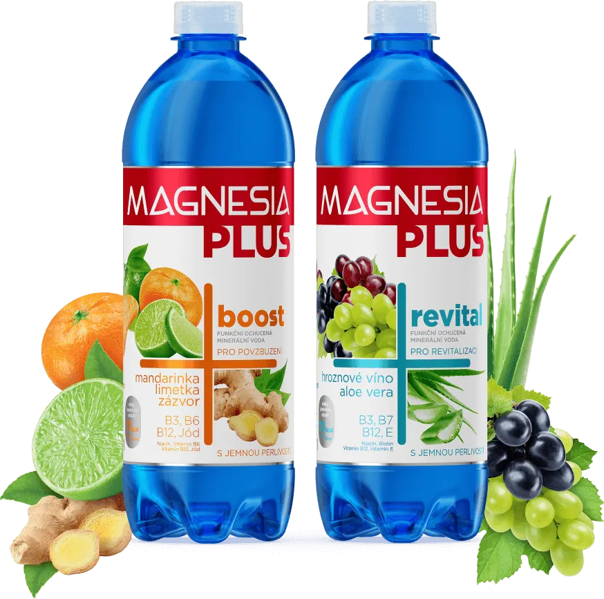 Dvě modré láhve minerální vody Magnesia Plus s příchutěmi: mandarinka, limetka, zázvor vlevo a hroznové víno, aloe vera vpravo.