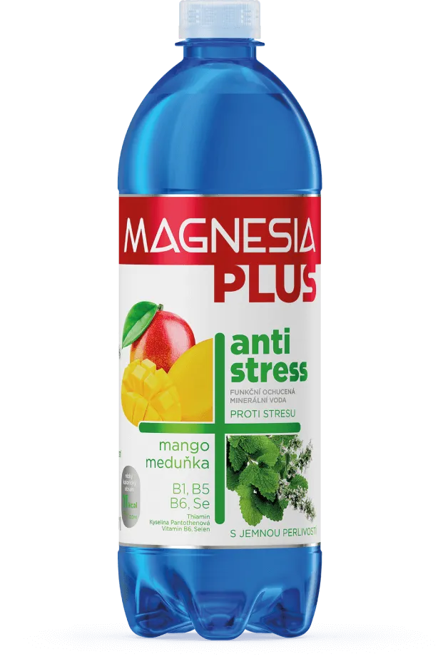 Modrá láhev minerální vody Magnesia Plus proti stresu s příchutí manga a meduňky.