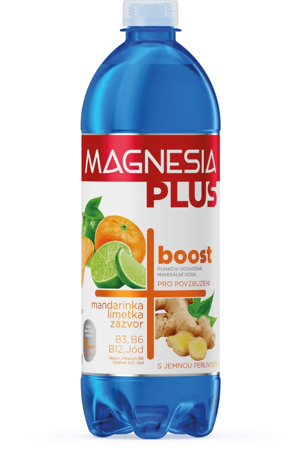 Modrá láhev minerální vody Magnesia Plus Boost s příchutí mandarinky, limetky a zázvoru s ilustracemi na etiketě.