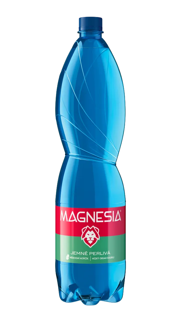 Modrá plastová láhev perlivé vody Magnesia s červeno-zelenou etiketou s logem lva.
