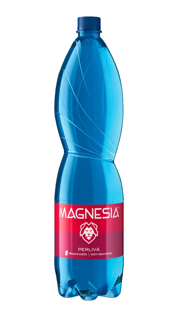 Modrá plastová láhev perlivé minerální vody Magnesia s červenou etiketou s logem lva.