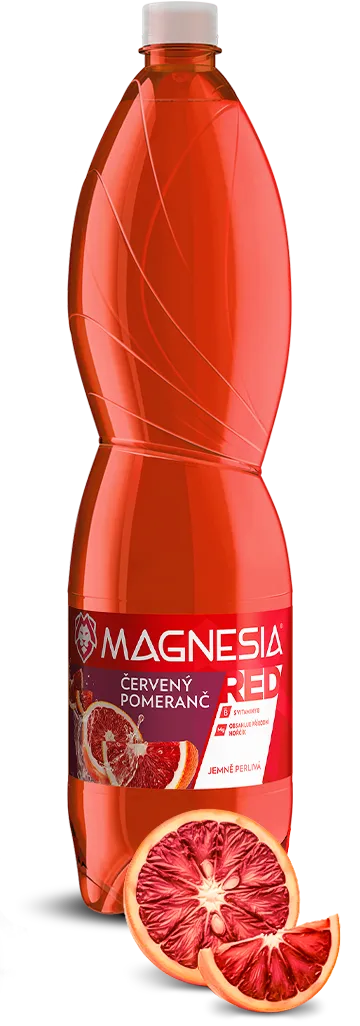 Červená láhev perlivé vody Magnesia s příchutí grapefruitu, před kterou jsou položeny dvě poloviny grapefruitu.