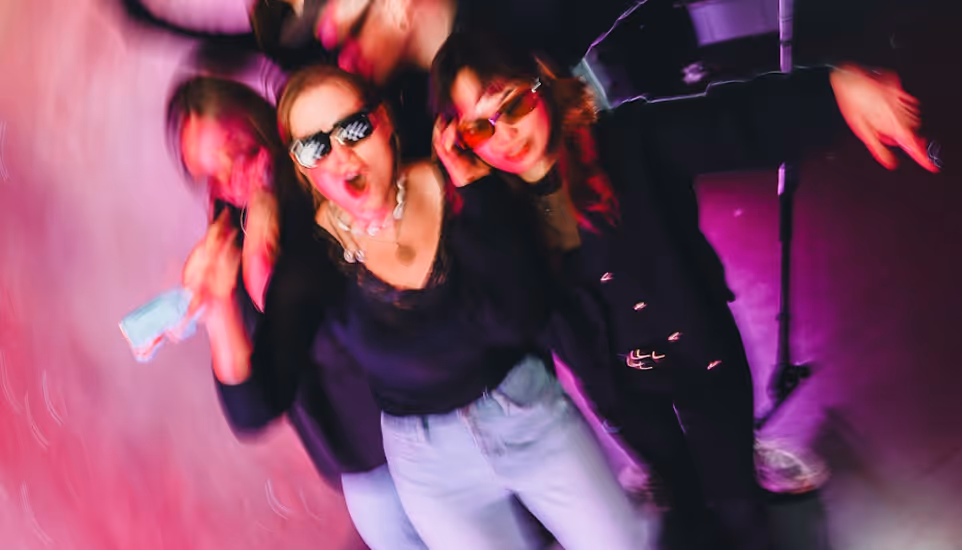 Party auf der 360° Video Plattform. auf einer Weihnachtsfeier von AIDA. 
