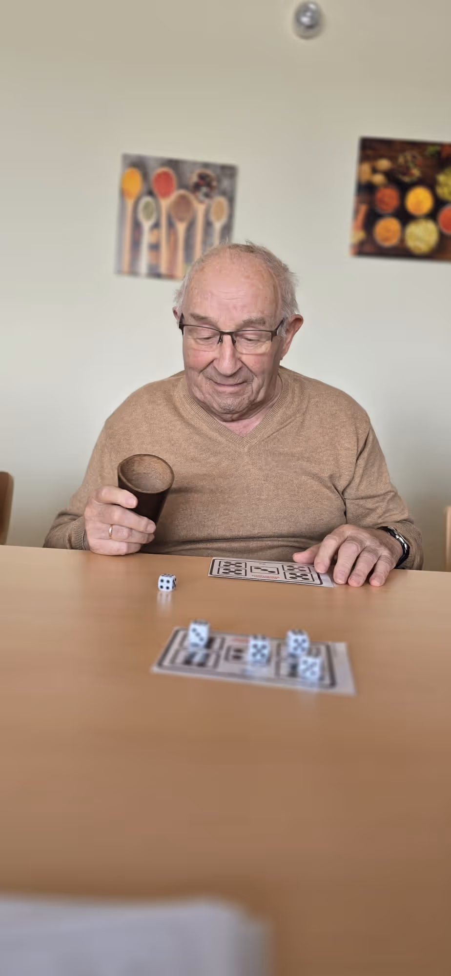Gedächtnistraining und kognitive Aktivierung bei Kartenspiel in der Tagespflege Hennigsdorf