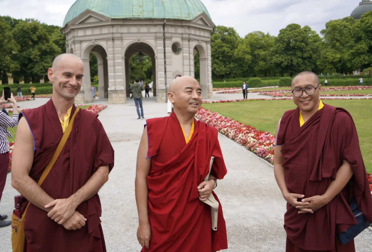 HolgerYeshe mit Yongey Mingyur Rinpoche und Khenpo Pema Woser, München 2025