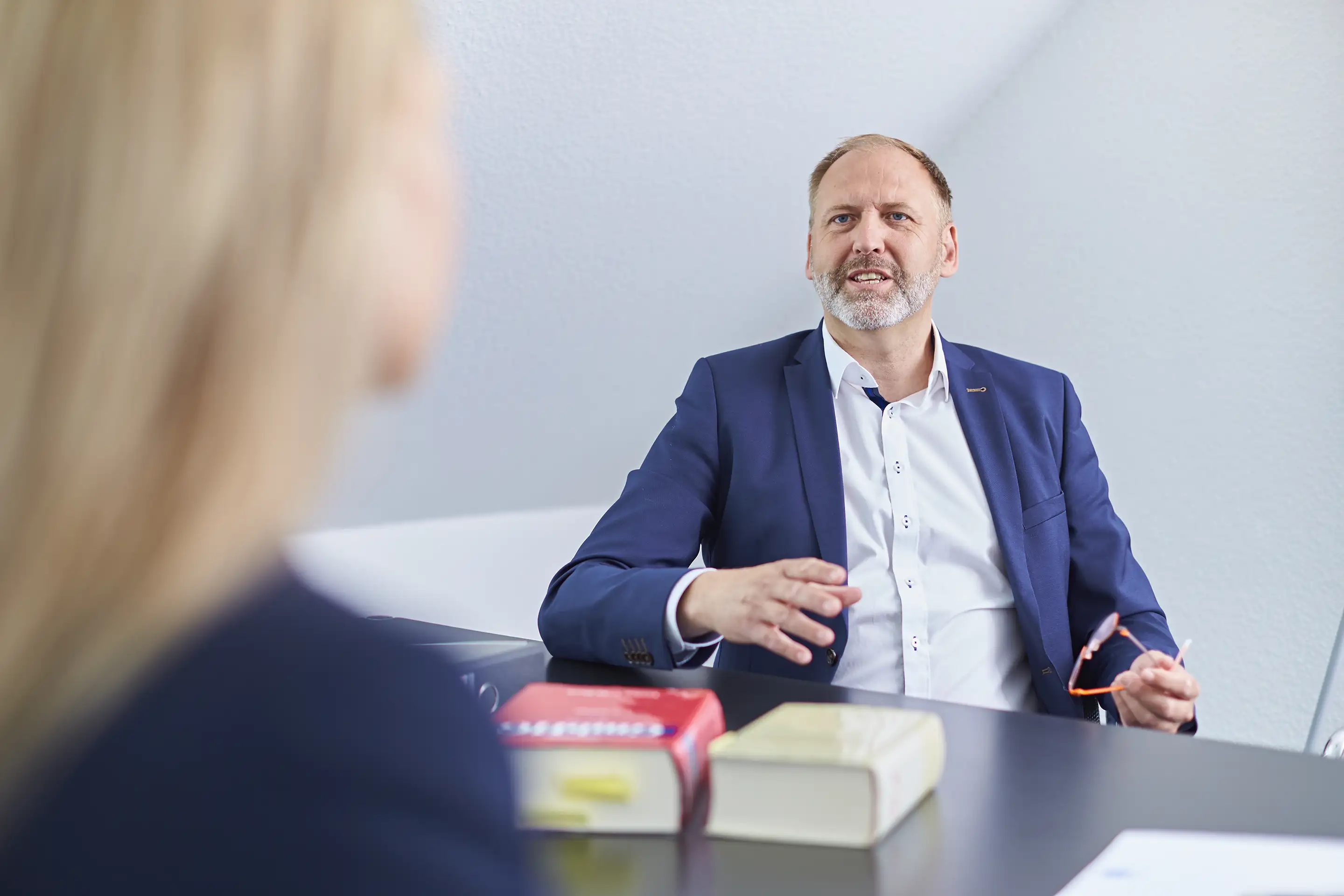 Rechtsanwalt Andres Schiller in Beratungssituation