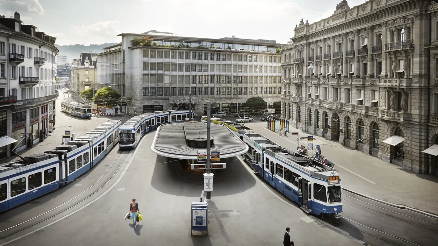 Paradeplatz Zürich mit Tram und historischen Gebäuden