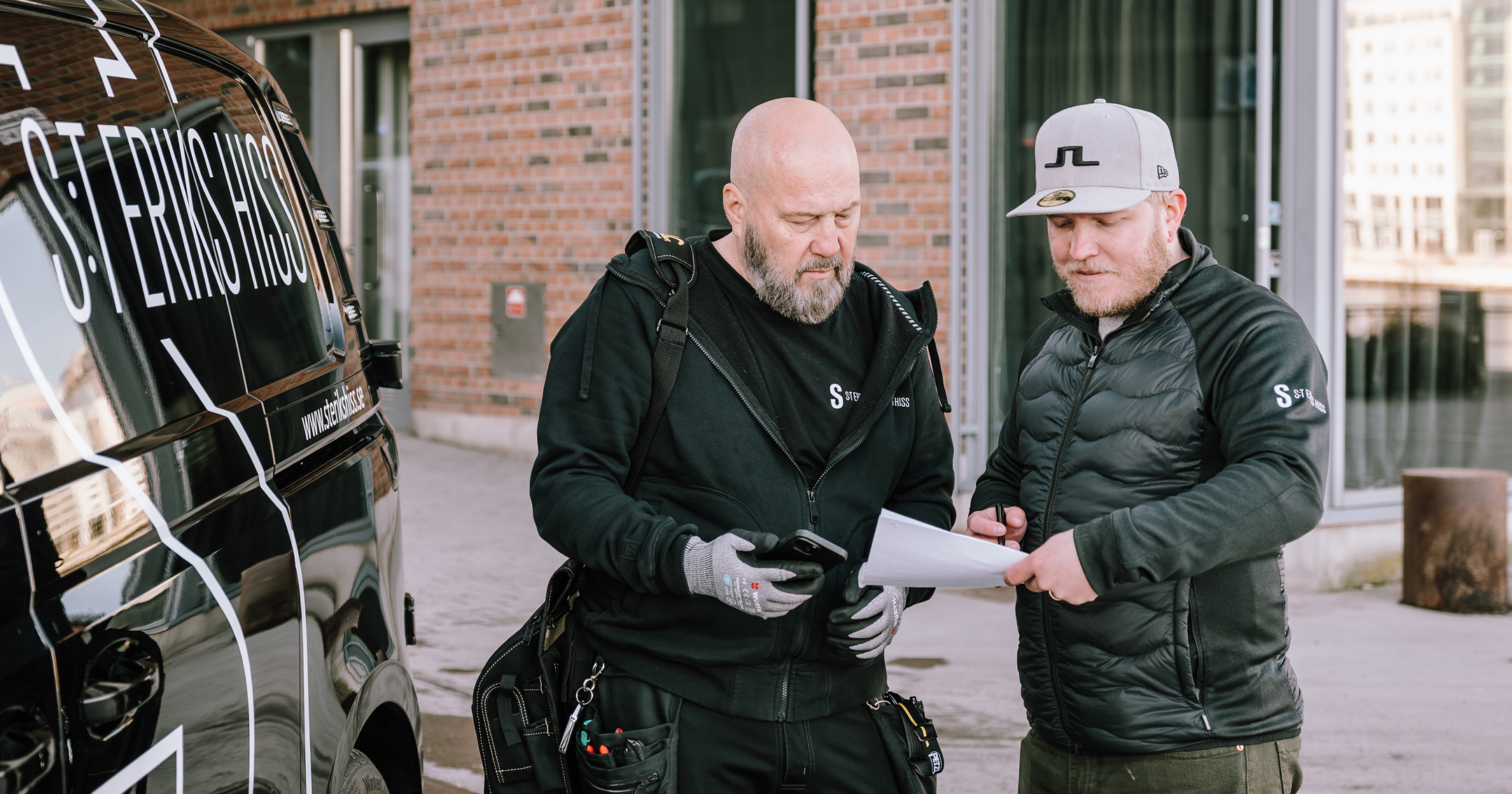 Tekniker medverkar vid en hissbesiktning i en fastighet i Stockholm.