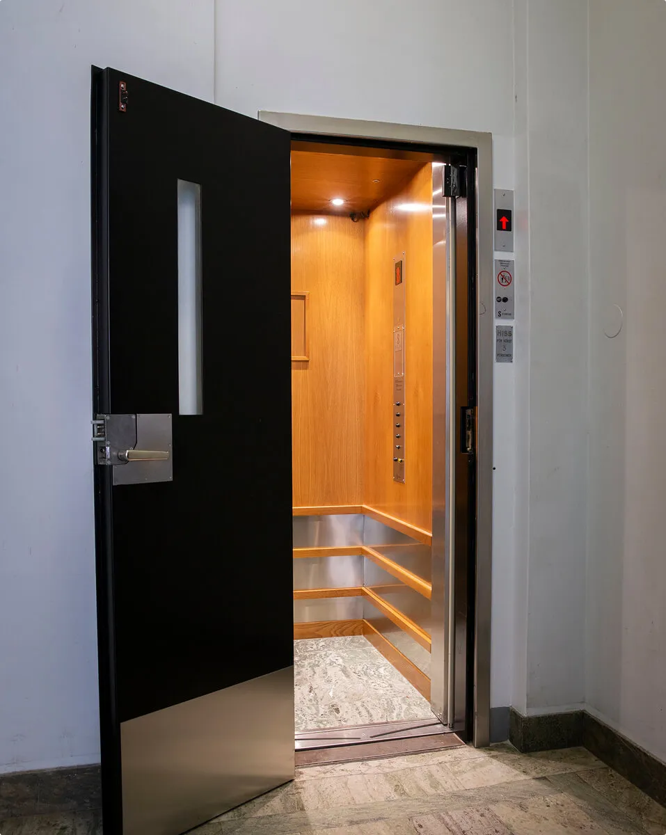Moderniserad linhiss med ny lättviktskorg i trapphuset på Kungsholmen.