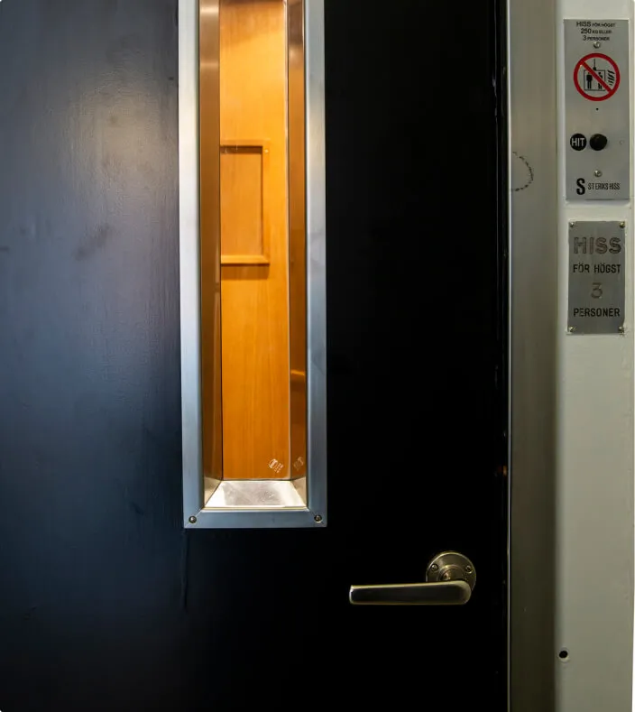Renoverad och lackerad schaktdörr till linhissen på Kungsholmen.