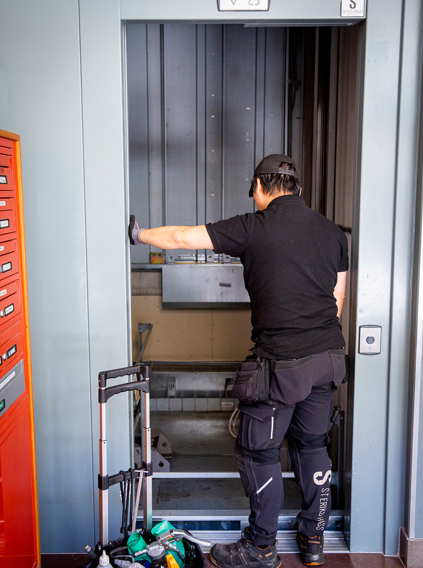 Servicetekniker från S:t Eriks Hiss under ett hissserviceuppdrag i Stockholm.