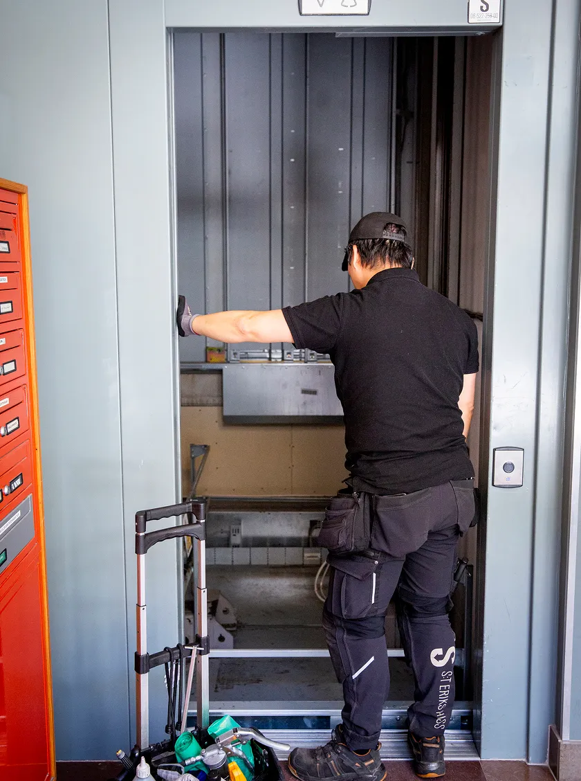 Servicetekniker från S:t Eriks Hiss under ett hissserviceuppdrag i Stockholm.