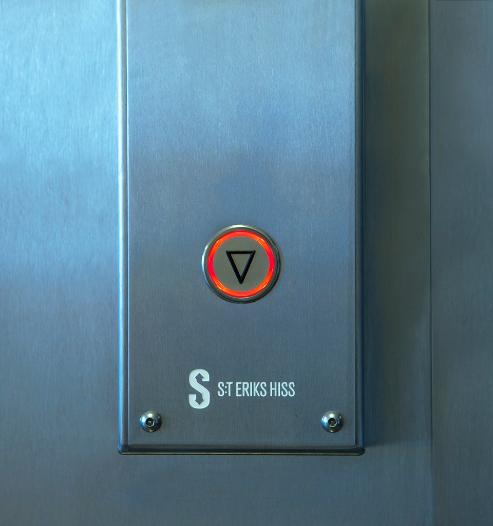 Designhiss med moderniserad inredning i en fastighet i Stockholm.