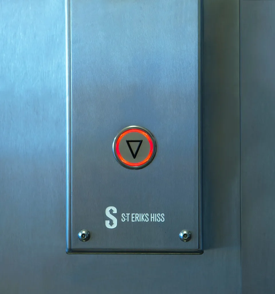 Designhiss med moderniserad inredning i en fastighet i Stockholm.