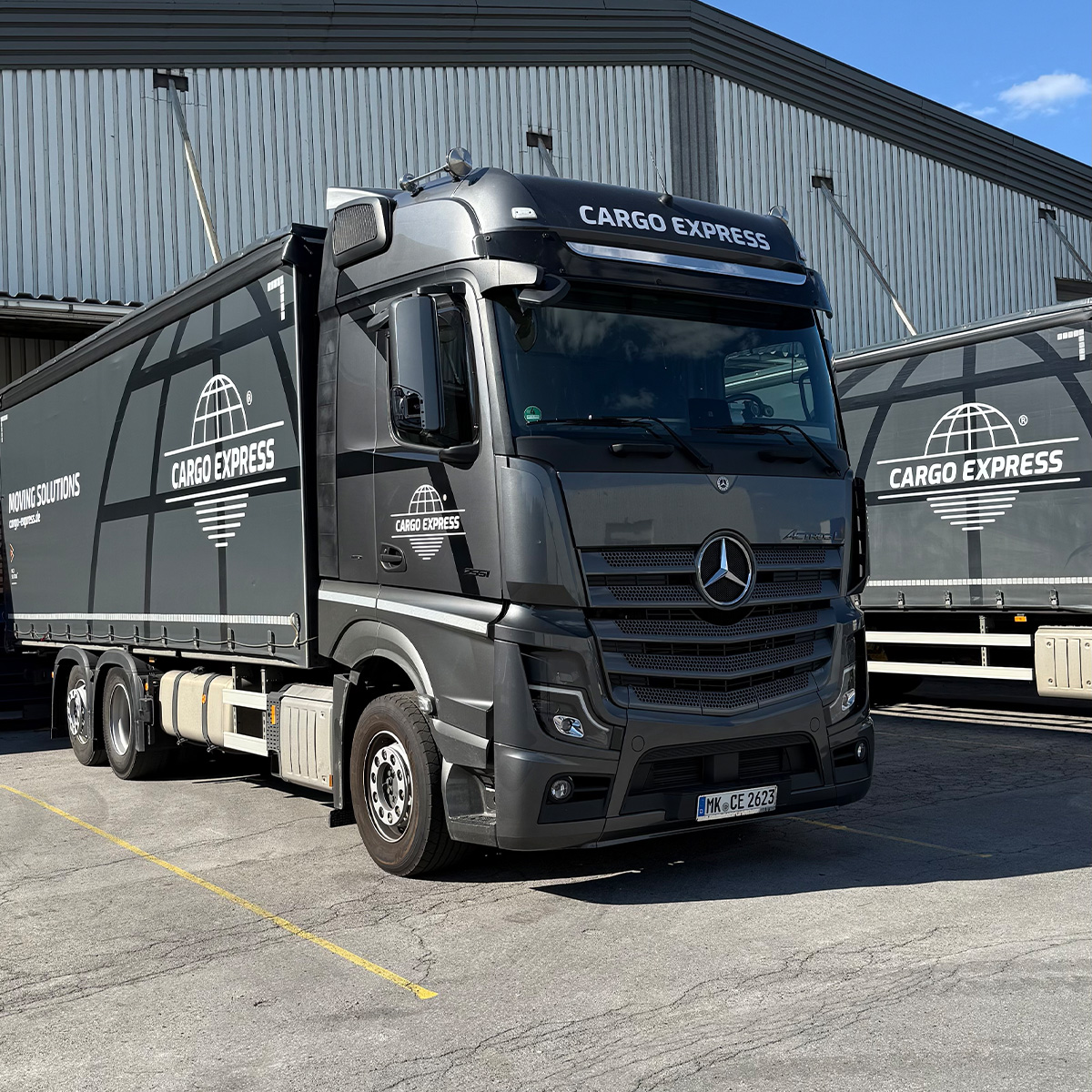 Cargo Express LKW in der eigenen Logistikhalle