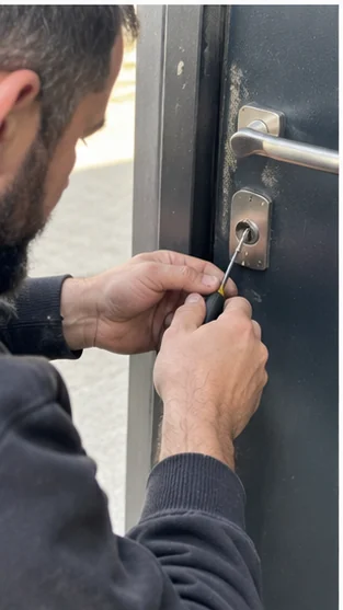 Intervention sur une serrure de porte