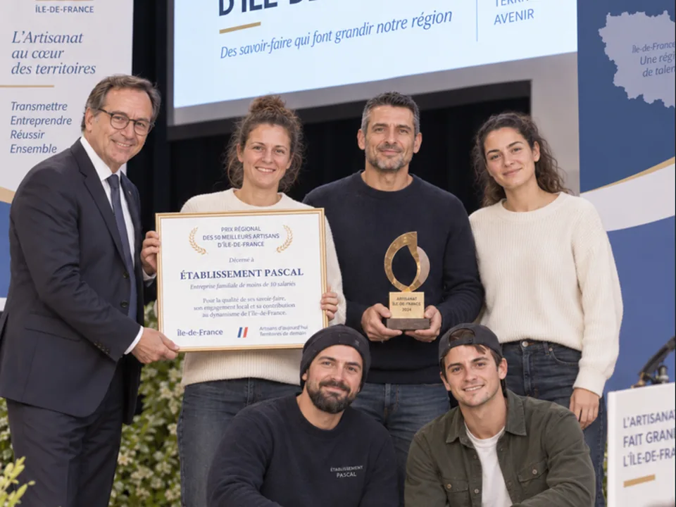 L'équipe Établissement Pascal recevant le Prix régional des 50 meilleurs artisans d'Île-de-France, remis par la Chambre de Métiers et de l'Artisanat d'Île-de-France