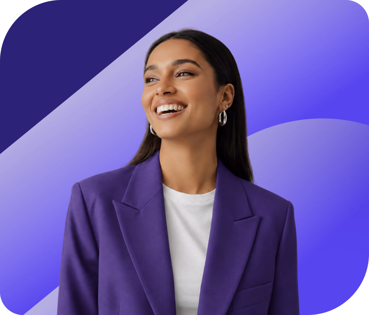 Mujer sonriente con cabello largo y oscuro, viste una chaqueta púrpura y camiseta blanca, sobre un fondo abstracto azul y morado.