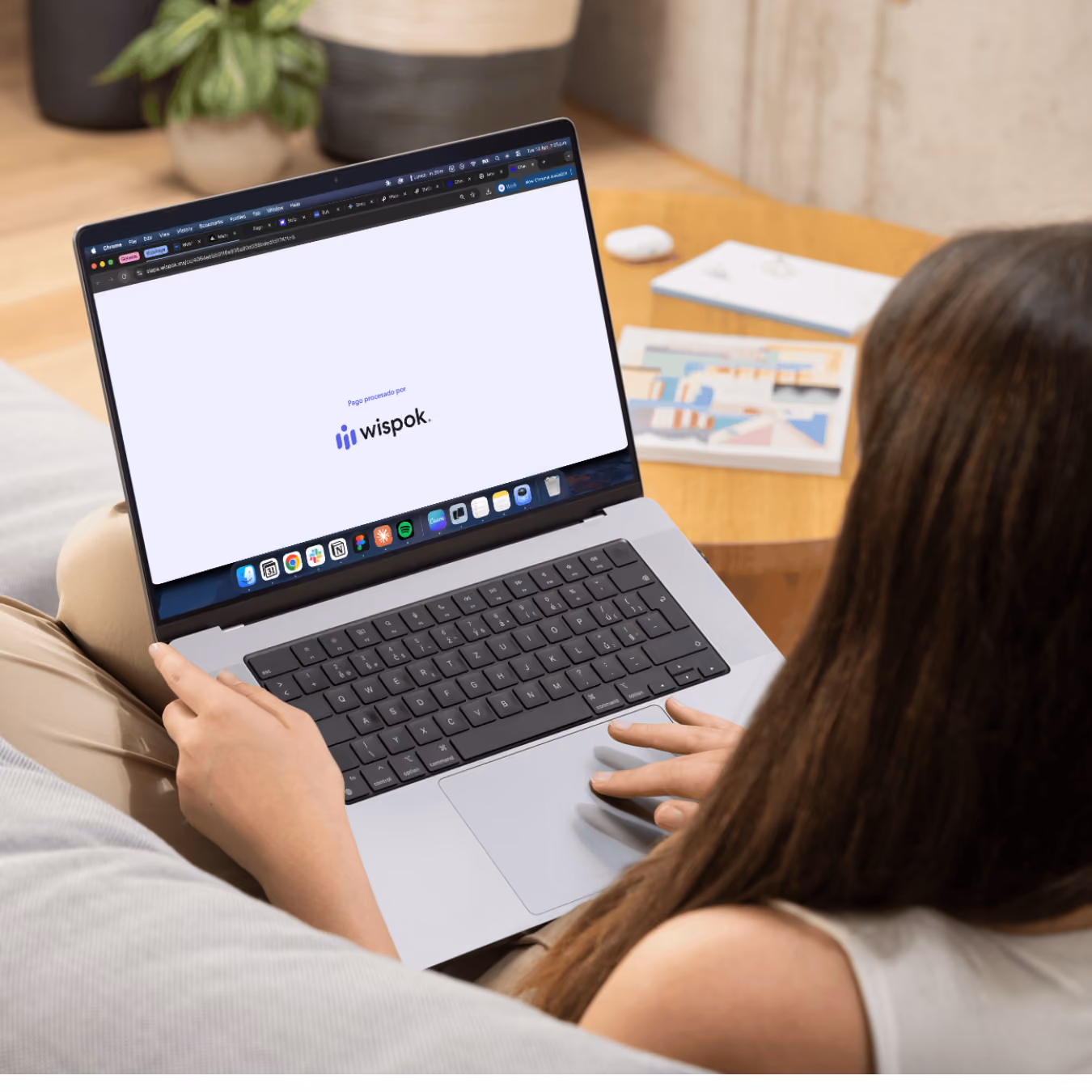 Una mujer utilizando la plataforma de pagos Wispok a través de su computadora