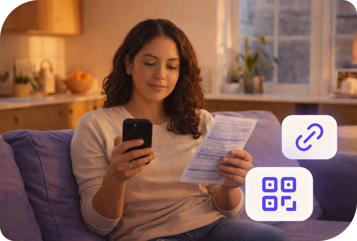 Mujer sentada en sofá usando teléfono para escanear o leer un documento en papel.
