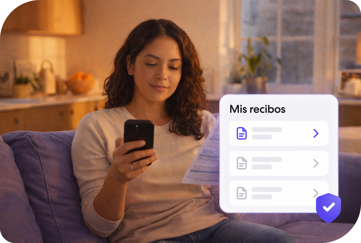 Mujer usando móvil para revisar recibos mientras sostiene un papel en su sala de estar.
