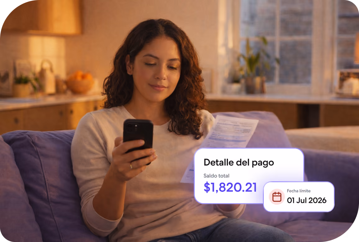 Mujer sentada en sofá revisando recibo y teléfono con detalles de pago y fecha límite.