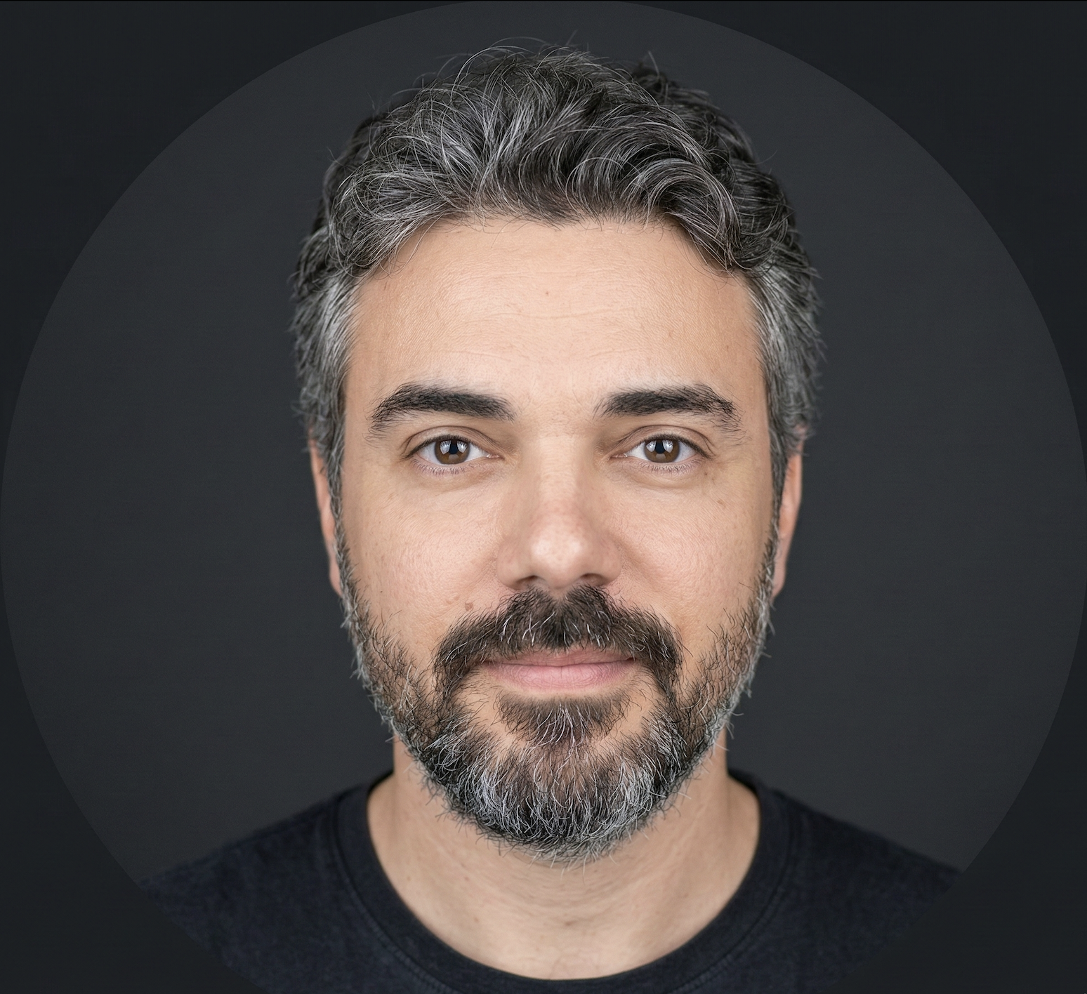 Personas de negocios en silueta conversando y caminando en un vestíbulo con grandes ventanales al atardecer en una ciudad.