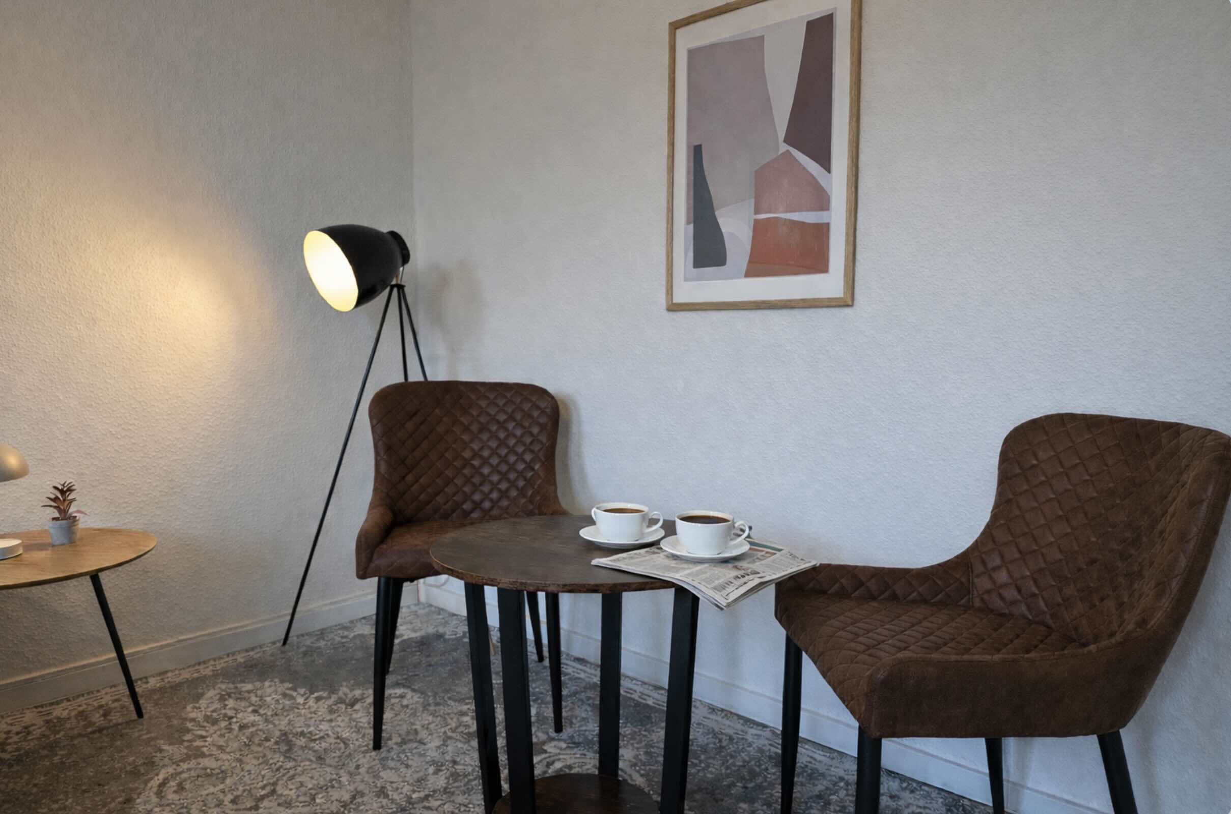 Moderne beige Couch mit Kissen dekoriert und Couchtisch