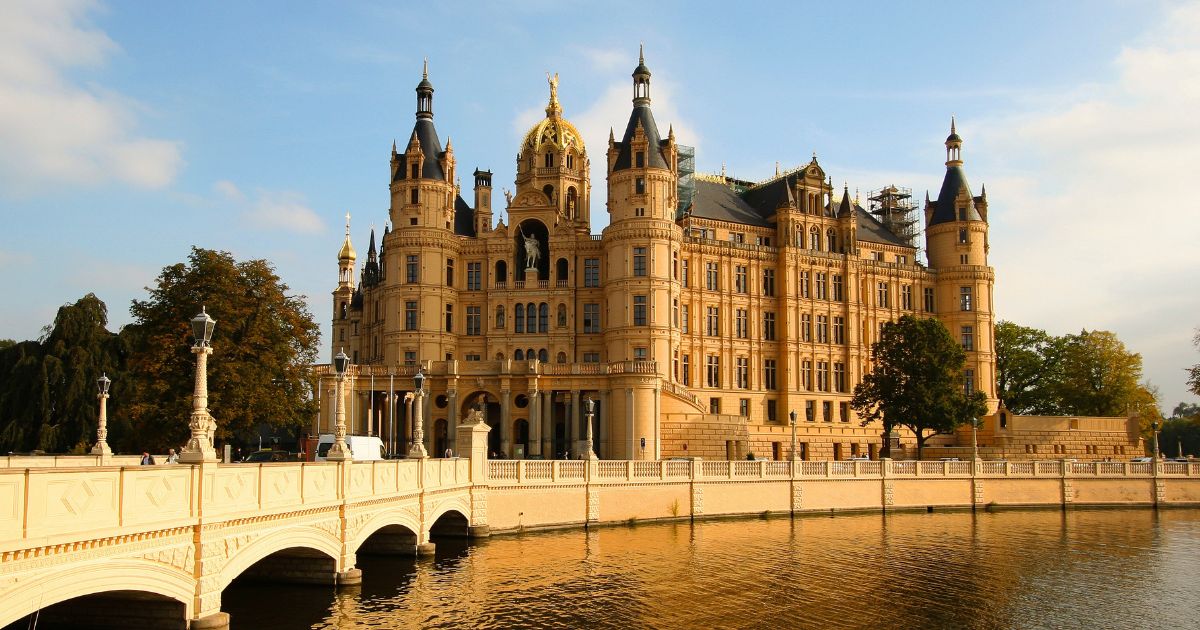 Schweriner Schloss mit See im Vordergrund