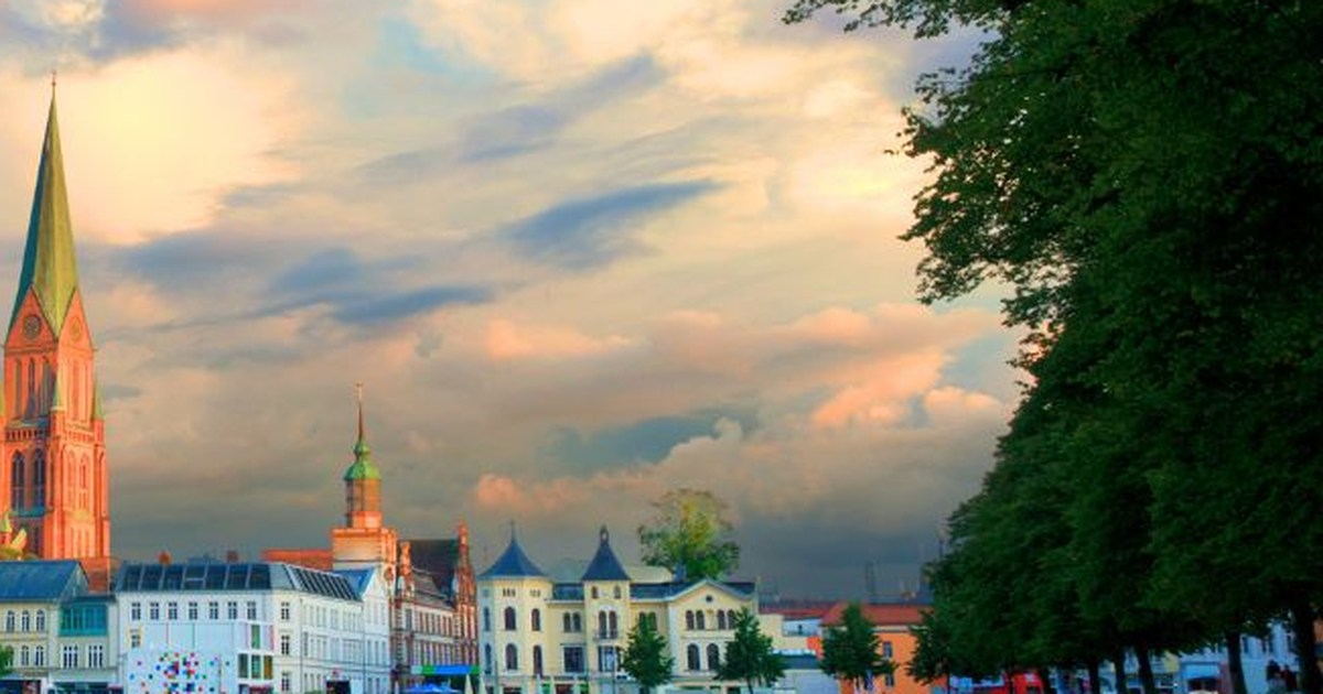 Schweriner Dom und Bürgerhäuser am Pfaffenteich im Abendlicht