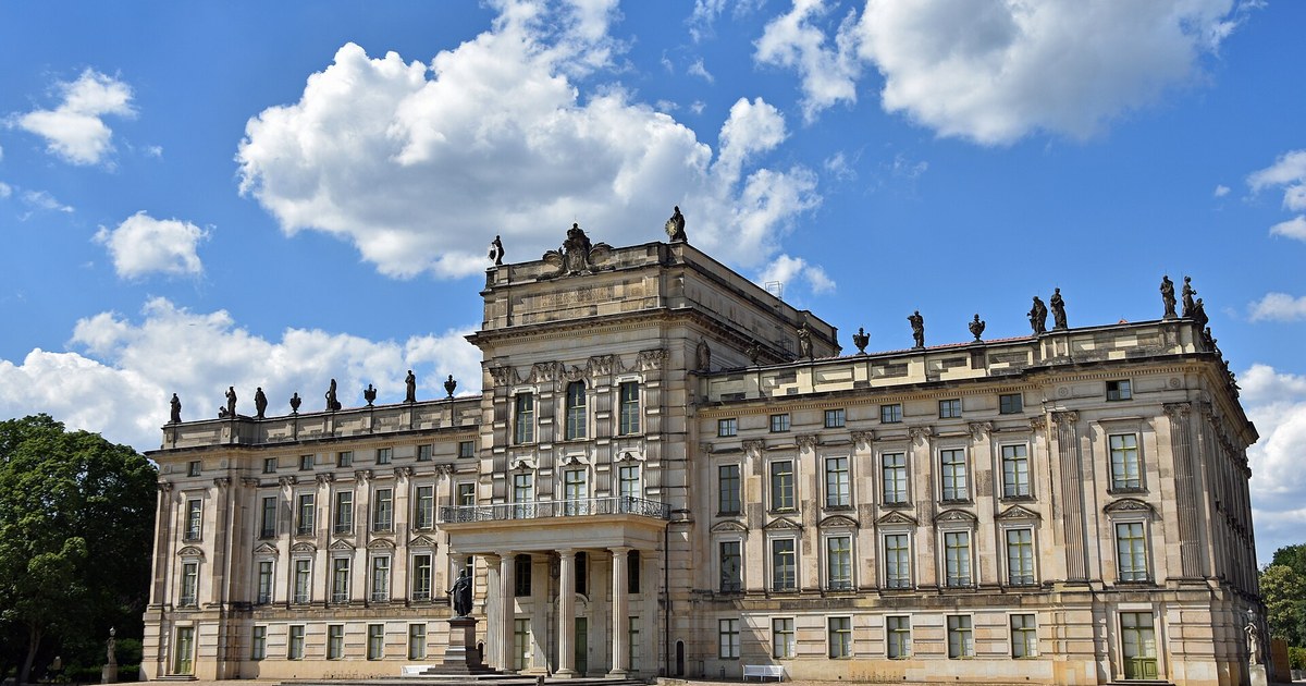 Barockes Schloss Ludwigslust mit Figurenschmuck auf dem Dach vor blauem Himmel