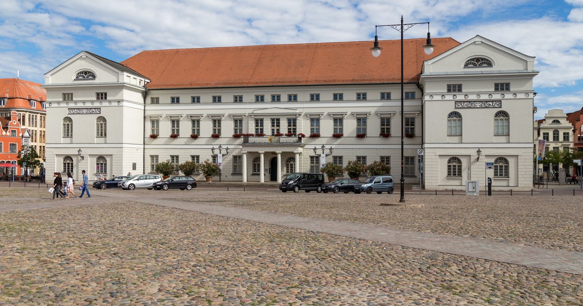 Klassizistisches Rathaus am Marktplatz von Wismar mit Kopfsteinpflaster