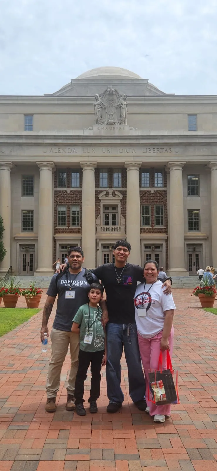 Avanza Class of 2026 student on campus