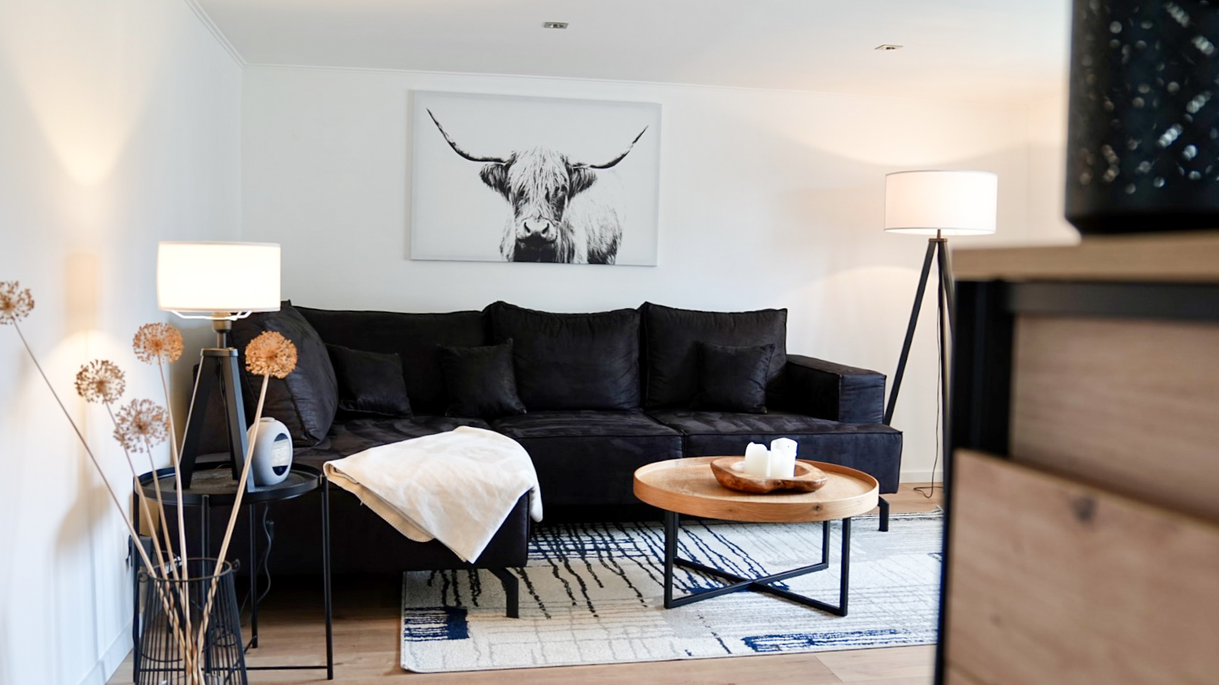 gemütliches Sofa mit Smart TV