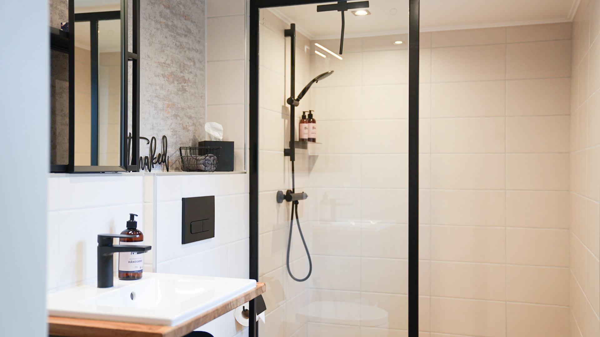 Badezimmer mit bodenebener, großzügiger Dusche