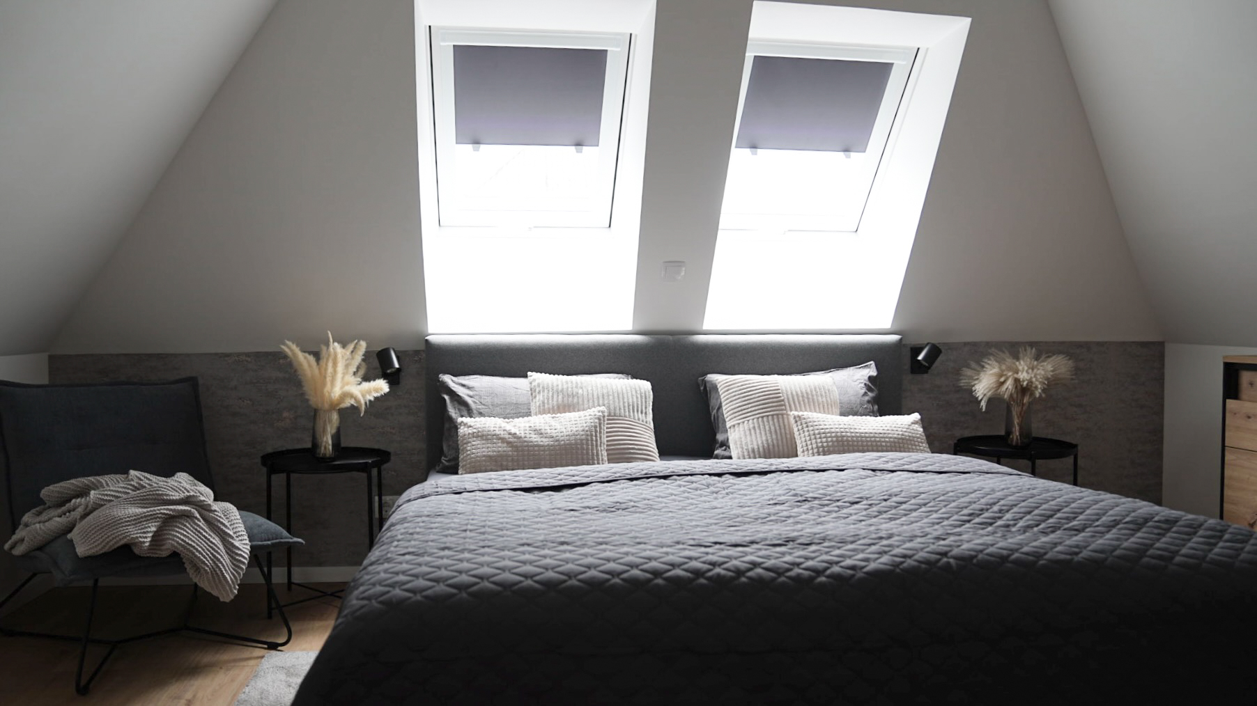 Schlafzimmer mit Queensicebetten