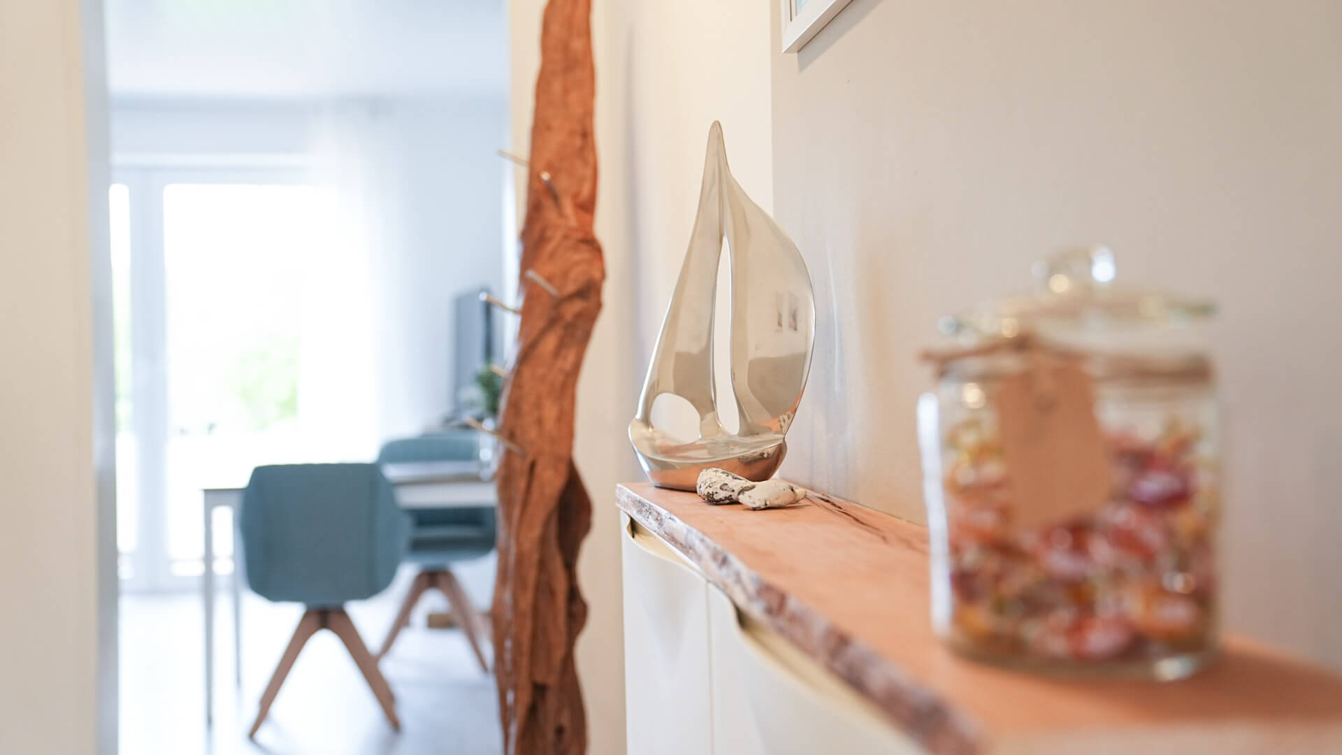 Eingangsbereich vom Ferienhaus mit Gaderobe und Blick ins Wohnzimmer
