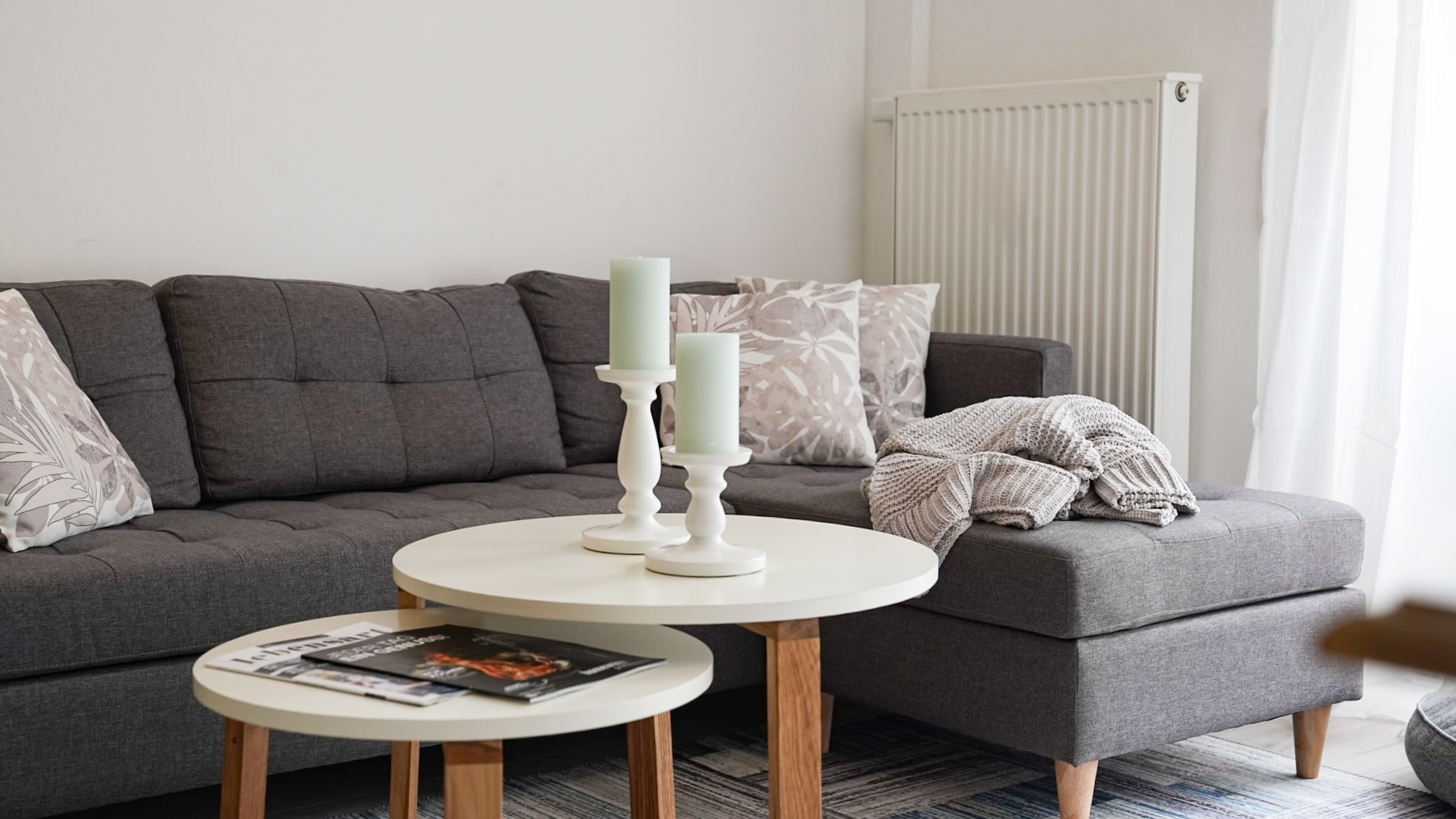 Sofa mit TV in der Wohnküche