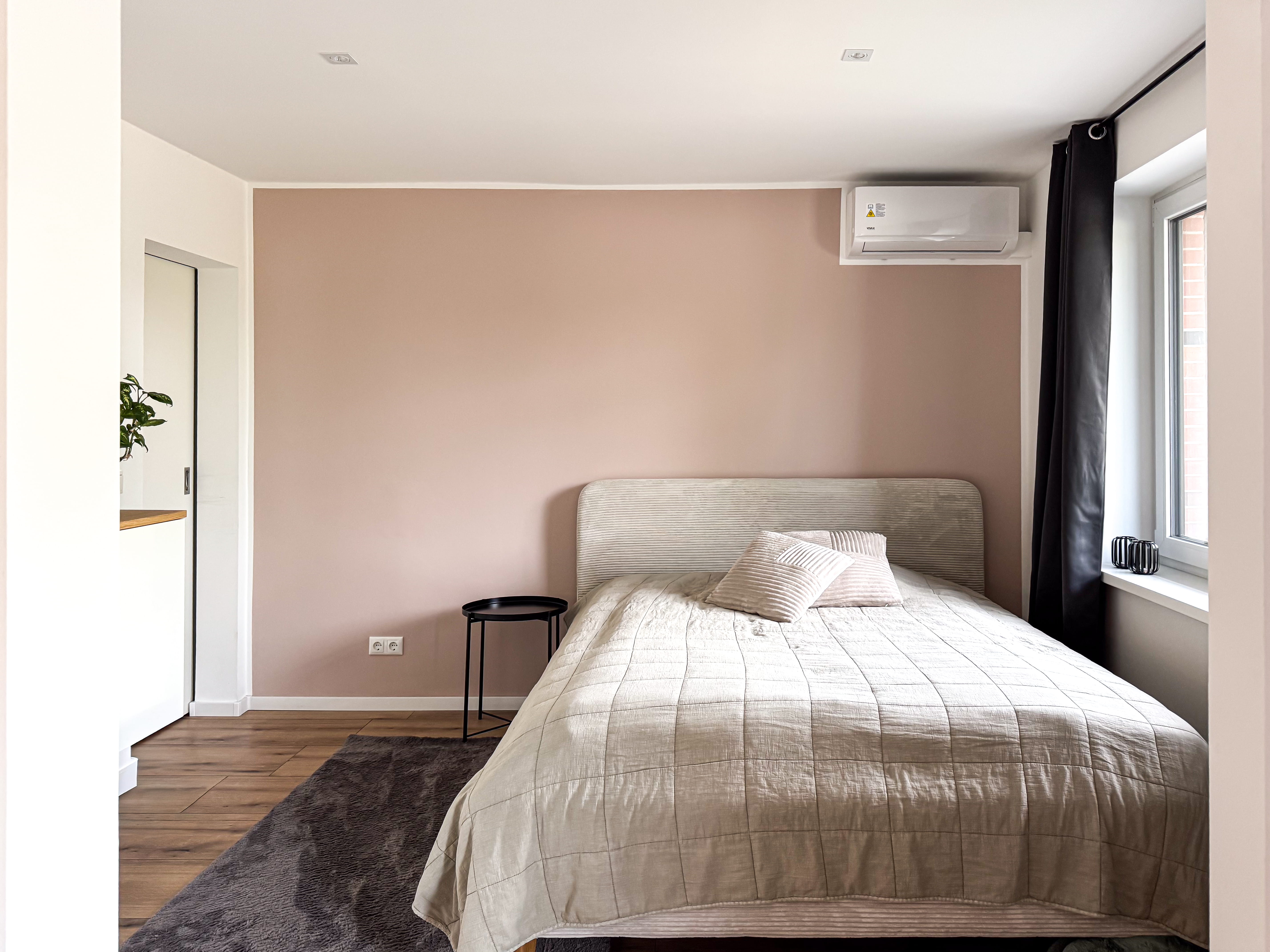 Queensize Bett und begehbarer Kleiderschrank